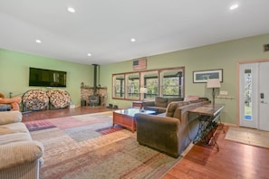 Smart TV, fireplace, stereo - Spacious 9BR Catskills Retreat • Views + Game Room (Andes)