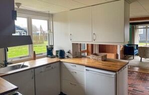 Fridge, stovetop, coffee/tea maker, cookware/dishes/utensils - Gorgeous home in Børkop with WiFi (Børkop)
