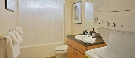 Secadora de cabello, toallas, jabón, papel de baño