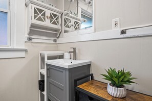 Bathroom - Derby 2 Bed Apartment Amazing Location! (Louisville)