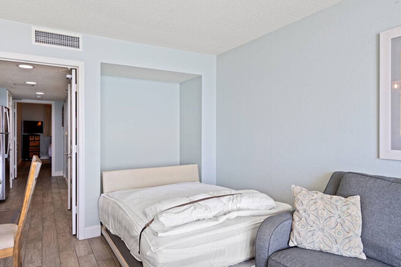 Tabla de planchar con plancha, wifi, ropa de cama