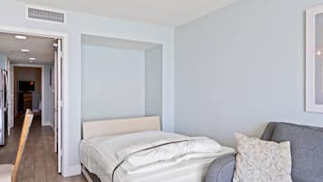 Tabla de planchar con plancha, wifi, ropa de cama