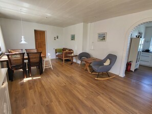 Fernseher, Tischfußball, Tischtennisplatte