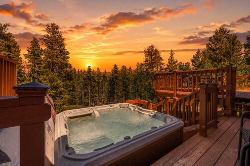 Eco Friendly Cabin with Hot Tub + Golden Gate Canyon Views