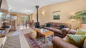 Un salon comprenant un canapé, une table basse et un coin repas avec des chaises et une table.
