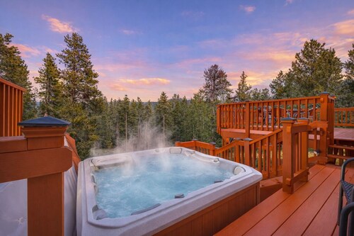Eco Friendly Cabin with Hot Tub + Golden Gate Canyon Views