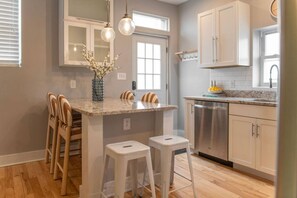 Private kitchen - Bright & Happy Escape w/ Off-Street Parking (Pittsburgh)