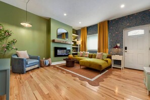 Living area - Bright & Happy Escape w/ Off-Street Parking (Pittsburgh)