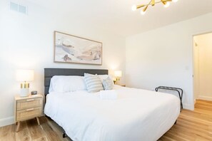 Desk, iron/ironing board, travel cot, WiFi - 2 King Beds | Easy City Access | Easy Parking (Pittsburgh)