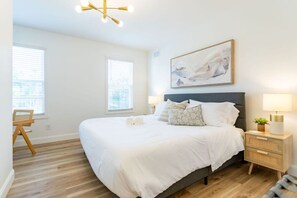 Desk, iron/ironing board, travel cot, WiFi - 2 King Beds | Easy City Access | Easy Parking (Pittsburgh)