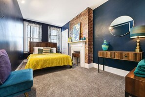 Desk, iron/ironing board, WiFi, bed sheets - M&J - 2615 Jane · Colorful Southside gem! Off-street parking! (Pittsburgh)