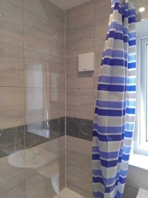 Hair dryer, towels, soap, toilet paper - Entire 3 Bedroom House (Wythenshawe)