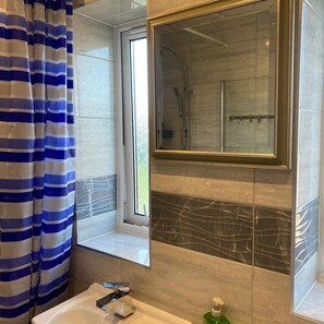 Bathroom - Entire 3 Bedroom House (Wythenshawe)