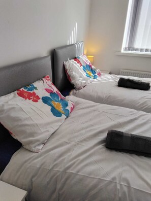 Tabla de planchar con plancha, wifi y ropa de cama 
