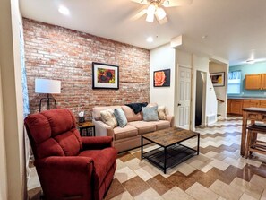 TV - 1 Block from Butler St ★ Patio ★ Dog Friendly! (Pittsburgh)