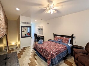 Desk, iron/ironing board, WiFi, bed sheets - 1 Block from Butler St ★ Patio ★ Dog Friendly! (Pittsburgh)