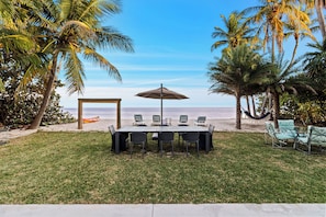 Outdoor dining - Luxe Beachfront Villa (Islamorada)