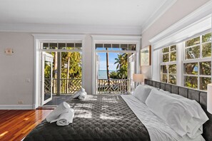 Room - Luxe Beachfront Villa (Islamorada)