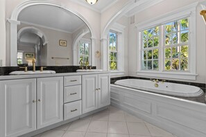 Bathroom - Luxe Beachfront Villa (Islamorada)