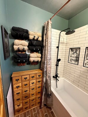 Hair dryer, towels, soap, toilet paper - NFL Draft Stay "The Little Gallimaufry House" (Pittsburgh)