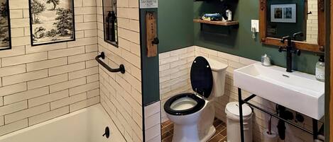 Haartrockner, Handtücher, Seife, Toilettenpapier
