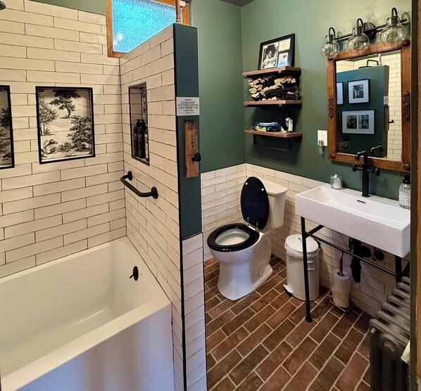 Hair dryer, towels, soap, toilet paper - NFL Draft Stay "The Little Gallimaufry House" (Pittsburgh)