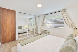 Iron/ironing board, free WiFi, bed sheets - Bright 3BR Oasis in Calle Cerra w/ Balcony (San Juan)
