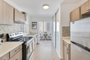 Fridge, oven, coffee/tea maker, electric kettle - Calle Cerra Getaway 3BR w/ Balcony (San Juan)