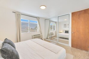 Iron/ironing board, free WiFi, bed sheets - Calle Cerra Getaway 3BR w/ Balcony (San Juan)