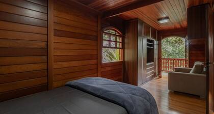 Casa com Lareira e 3 su tes no Parque das Fontes