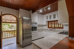 House, Smoking | 4 bedrooms - Casa com Lareira e 3 su tes no Parque das Fontes (Campos do Jordão)