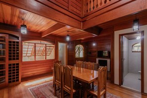 House, Smoking | 4 bedrooms - Casa com Lareira e 3 su tes no Parque das Fontes (Campos do Jordão)