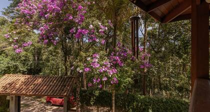 Casa com Lareira e 3 su tes no Parque das Fontes