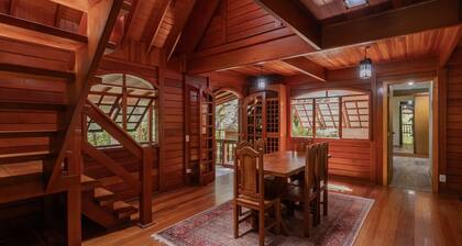 Casa com Lareira e 3 su tes no Parque das Fontes