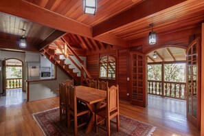 House, Smoking | 4 bedrooms - Casa com Lareira e 3 su tes no Parque das Fontes (Campos do Jordão)