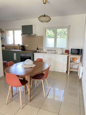 Fridge, microwave, oven, dishwasher - 245 - Your relaxing getaway in Hourtin - Near the lake and the ocean (HOURTIN)
