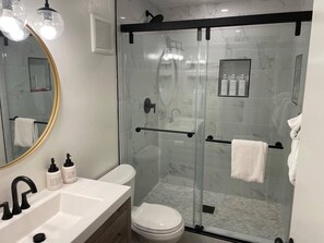 Dusche, Haartrockner, Handtücher, Seife
