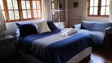3 bedrooms, desk, iron/ironing board, free WiFi