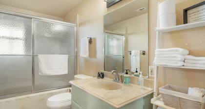 Spacious 6-bedroom lodge in beautiful Damon with AC