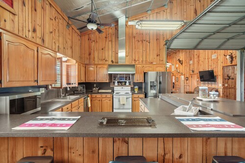 Spacious 6-bedroom lodge in beautiful Damon with AC