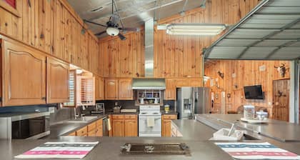 Spacious 6-bedroom lodge in beautiful Damon with AC