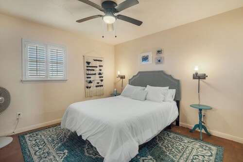 Spacious 6-bedroom lodge in beautiful Damon with AC