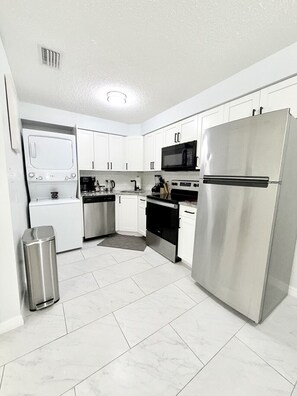 Private kitchen - King Suite-Full Kitchen• W/D • Near Airport & DTWN (Tampa)