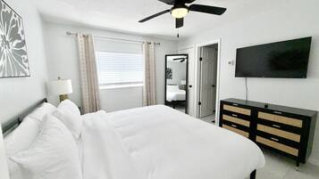Ferros/tábuas de passar roupa, berço de viagem, Wi-Fi, roupa de cama