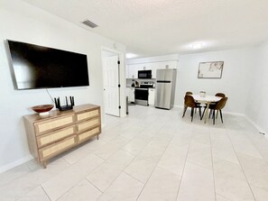 Interior - King Suite-Full Kitchen• W/D • Near Airport & DTWN (Tampa)