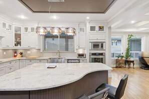 Fridge, microwave, oven, stovetop - Bright & Spacious 4BR Retreat in Heart of Langley (Langley)