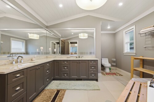 Bright & Spacious 4BR Retreat in Heart of Langley
