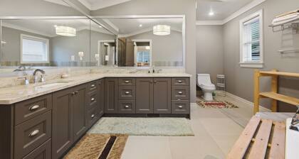 Bright & Spacious 4BR Retreat in Heart of Langley