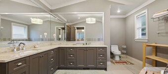 Bright & Spacious 4BR Retreat in Heart of Langley