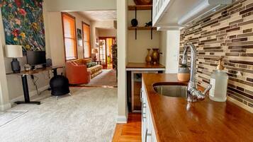 Smart TV, fireplace, stereo